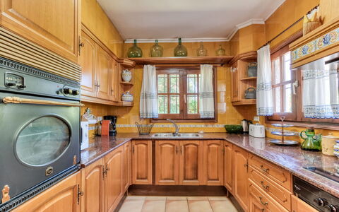 Quietud: Cabinetry, Keuken, Hout, Interieur Ontwerp, Meubilair, Flooring, Lade, Countertop, Verdieping, Huis