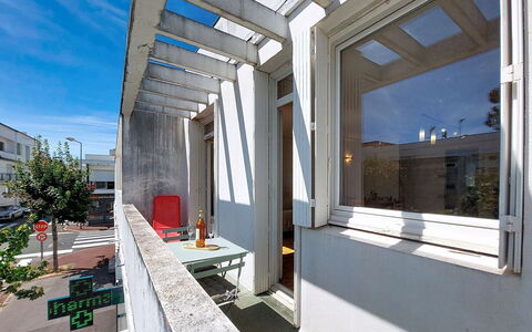 Metadier: Muur, Samengesteld Materiaal, Stedelijk Ontwerp, Beton, Appartement, Balkon, Verf, Daylighting, Schaduw