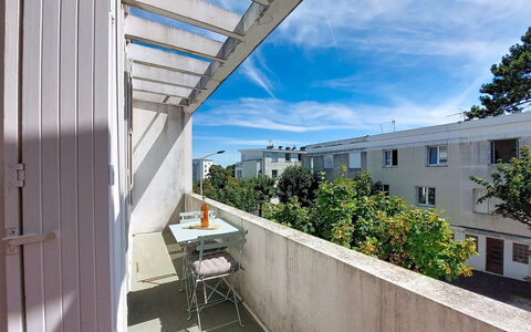 Metadier: Appartement, Woongebied, Stedelijk Ontwerp, Balkon, Condominium, Beton, Schaduw, Werf, Daylighting, Binnenplaats