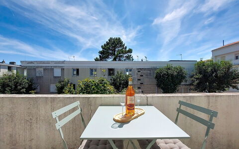 Metadier: Meubilair, Buitenmeubels, Stoel, Tafel, Buitentafel, Appartement, Keuken En Eettafel, Schaduw, Koffietafel, Balkon