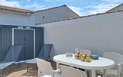 Les Dunes: Meubilair, Buitenmeubels, Stoel, Schaduw, Buitentafel, Tegel, Balkon