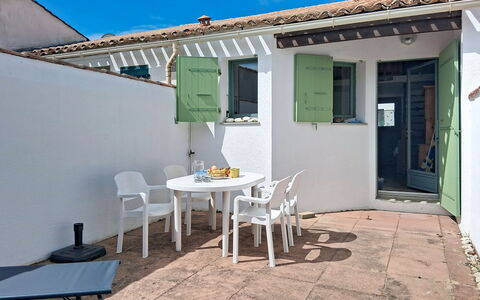 Les Dunes: Huis, Deur, Schaduw, Stoel, Buitenmeubels, Buitentafel, Kamerplant, Balkon, Keuken En Eettafel