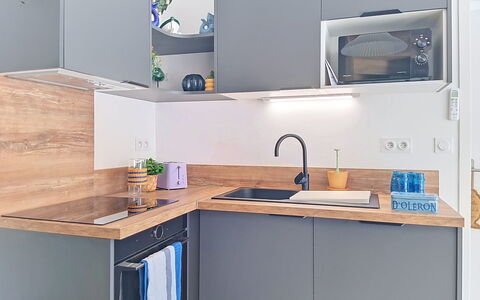 Les Bains D'Oléron 1: Keuken, Toestel Van De Keuken, Countertop, Meubilair, Cabinetry, Interieur Ontwerp, Hout, Major Appliance, Flooring, Huishoudapparatuur