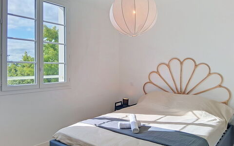Les Bains D'Oléron 1: Interieur Ontwerp, Slaapkamer, Meubilair, Laken, Bed, Bedding, Linens, Bed Frame, Kamer, Lamp