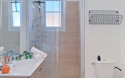 Les Bains D'Oléron 1: Badkamer, Loodgieterswerkinrichting, Interieur Ontwerp, Flooring, Verdieping, Badkamerkast, Loodgieter, Wastafel, Toilet, Kraan