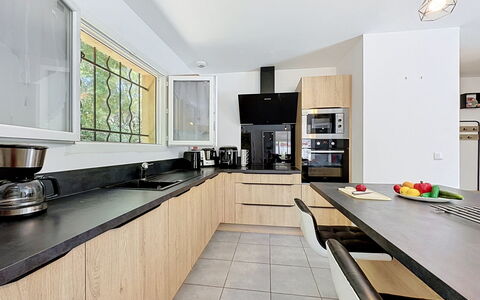 Villa des Amoureux: Keuken, Countertop, Toestel Van De Keuken, Interieur Ontwerp, Meubilair, Cabinetry, Major Appliance, Flooring, Hout, Plafond