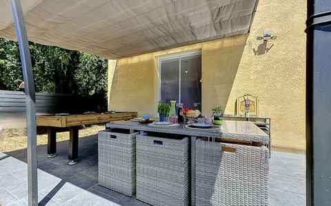 Villa des Amoureux: Meubilair, Buitenmeubels, Schaduw, Stoel, Verdieping, Buitentafel, Luifel, Outdoor Structuur, Keuken En Eettafel, Patio