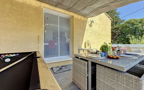 Villa des Amoureux: Meubilair, Flooring, Verdieping, Interieur Ontwerp, Stoel, Buitenmeubels, Schaduw, Kamerplant, Keuken En Eettafel, Koffietafel