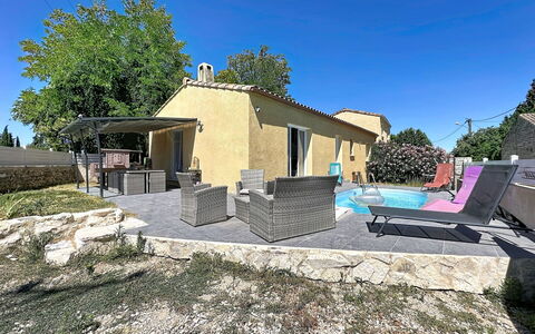 Villa des Amoureux: Huis, Verblijf, Schaduw, Landgoed, Beton, Backyard, Landscaping, Werf, Stoel, Buitenmeubels