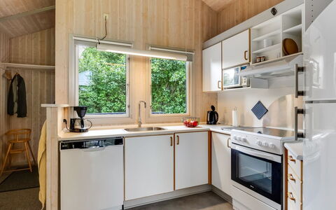 Ljubinko - 300M from the Sea: Hout, Keuken, Interieur Ontwerp, Plafond, Toestel Van De Keuken, Countertop, Major Appliance, Kamer, Huis, Huishoudapparatuur