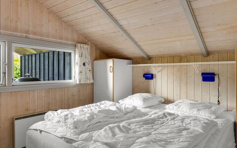 Ljubinko - 300M from the Sea: Hout, Slaapkamer, Bed, Interieur Ontwerp, Huis, Plafond, Bedding, Laken, Meubilair, Bed Frame