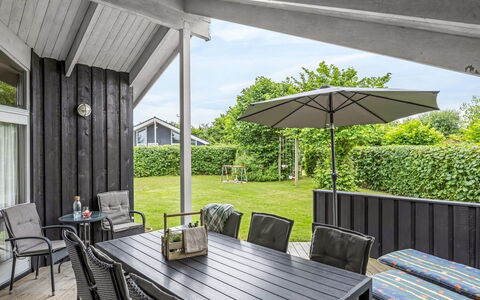 Ljubinko - 300M from the Sea: Hout, Veranda, Huis, Meubilair, Deur, Buitenmeubels, Hardwood, Schaduw, Stoel, Dek