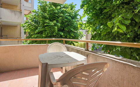 Grasse 623: Appartement, Plafond, Beits, Balkon, Hardwood, Daylighting, Veranda