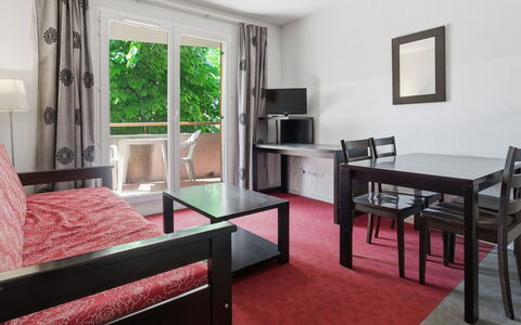 Grasse 623: Meubilair, Verdieping, Interieur Ontwerp, Flooring, Kamer, Stoel, Plafond, Appartement, Koffietafel, Woonkamer