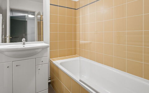 Grasse 623: Flooring, Verdieping, Loodgieterswerkinrichting, Interieur Ontwerp, Plafond, Badkamer, Loodgieter, Tegel, Samengesteld Materiaal, Kamer