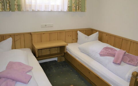 Kappl 327: Bed, Hout, Meubilair, Slaapkamer, Interieur Ontwerp, Laken, Bedding, Verdieping, Kamer, Flooring