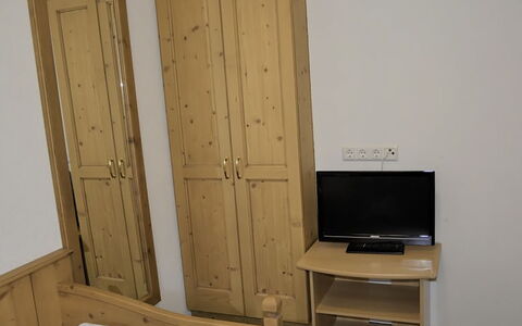 Kappl 327: Meubilair, Hout, Flooring, Verdieping, Interieur Ontwerp, Slaapkamer, Kamer, Kast, Bed, Beits