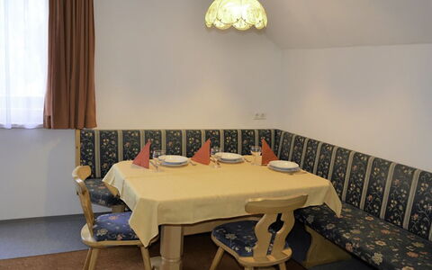 Kappl 327: Interieur Ontwerp, Meubilair, Kamer, Plafond, Venster Behandeling, Gordijn, Stoel, Raambekleding, Lichte Inrichting, Lamp