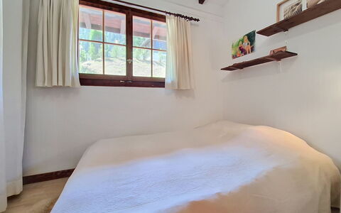 Balcon du Ciel 1: Bed, Slaapkamer, Interieur Ontwerp, Verdieping, Laken, Hout, Bedding, Meubilair, Flooring, Linens