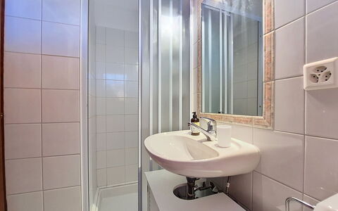 Balcon du Ciel 1: Wastafel In De Badkamer, Muur, Loodgieterswerkinrichting, Interieur Ontwerp, Badkamer, Flooring, Verdieping, Wastafel, Kamer, Kraan