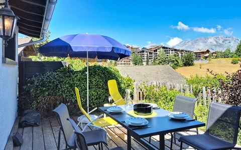Balcon du Ciel 1: Meubilair, Stoel, Buitenmeubels, Tafel, Buitentafel, Keuken En Eettafel, Schaduw, Koffietafel, Tuin, Patio