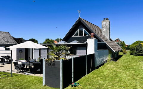 Rosalie - 150M from the Sea: Blauw, Woongebied, Appartement, Condominium, Toevlucht, Balkon, Landgoed, Gazon, Zwembad, Hotel