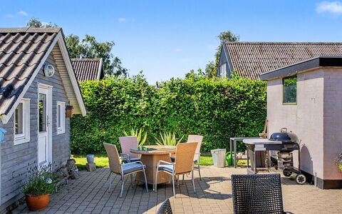 Rosalie - 150M from the Sea: Huis, Huis, Dak, Struik, Verblijf, Tuin, Woongebied, Siding, Land Lot
