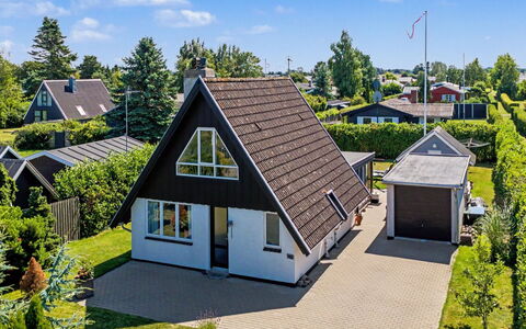 Rosalie - 150M from the Sea: Huis, Huis, Woongebied, Dak, Verblijf, Landgoed, Landscaping, Gazon, Tuin, Siding