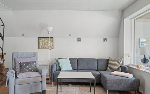 Rosalie - 150M from the Sea: Meubilair, Interieur Ontwerp, Flooring, Muur, Bankstel, Verdieping, Hout, Appartement, Woonkamer, Plafond