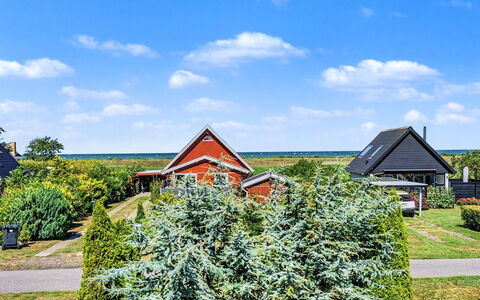 Rosalie - 150M from the Sea: Blauw, Groen, Struik, Huis, Dak, Huis, Verblijf, Landgoed, Tuin, Landscaping
