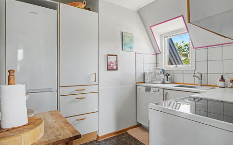 Rosalie - 150M from the Sea: Flooring, Interieur Ontwerp, Keuken, Hout, Verdieping, Major Appliance, Countertop, Cabinetry, Toestel Van De Keuken, Plafond