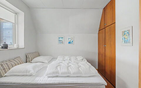 Rosalie - 150M from the Sea: Slaapkamer, Bed, Verdieping, Hout, Interieur Ontwerp, Flooring, Laken, Bedding, Plafond, Linens