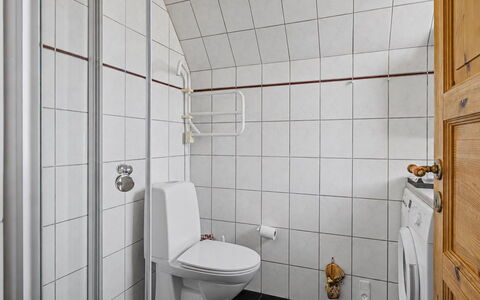 Rosalie - 150M from the Sea: Muur, Flooring, Verdieping, Loodgieterswerkinrichting, Wc Bril, Interieur Ontwerp, Toilet, Badkamer, Loodgieter, Kamer