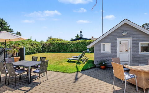 Rosalie - 150M from the Sea: Huis, Huis, Woongebied, Verblijf, Dak, Siding, Tuin, Deur, Landgoed, Veranda