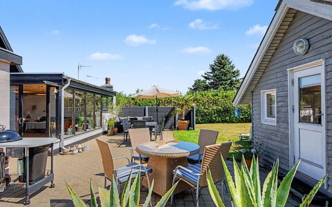 Rosalie - 150M from the Sea: Huis, Huis, Dak, Struik, Woongebied, Verblijf, Siding, Tuin, Deur