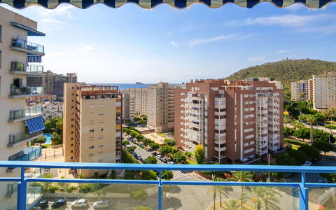 Cala del Vent: Bergketen, Balkon, Bergdorp