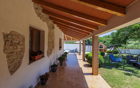 Nevenka: Bergketen, Balkon, Bergdorp
