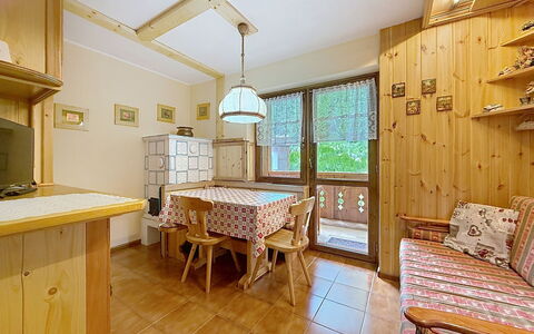 Anny: Bergketen, Balkon, Bergdorp