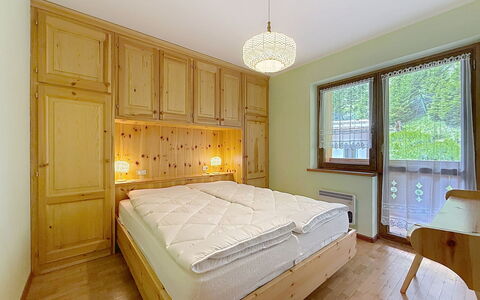 Anny: Bergketen, Balkon, Bergdorp