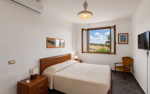 Villa Don Pino: Appartement, Beits, Hardwood, Bed Frame, Hotel, Fotolijst, Bed, Slaapkamer, Nachtkastje, Suite