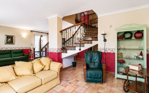 La Villa di Giusy: Interieur Ontwerp, Flooring, Meubilair, Verdieping, Hout, Kamer, Huis, Verlichting, Woonkamer, Plafond