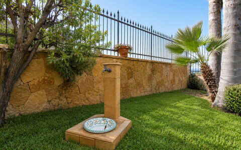 La Villa di Giusy: Tuin, Landscaping, Backyard, Gazon, Werf, Flagstone, Waterpartij, Bloempot, Binnenplaats