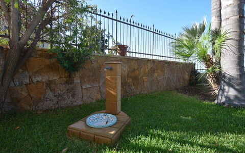La Villa di Giusy: Tuin, Landscaping, Gazon, Backyard, Werf, Gang