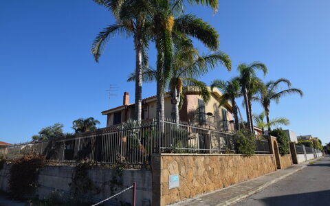 La Villa di Giusy: Lucht, Boom, Woongebied, Huis, Huis, Woody Plant, Voorstad, Schaduw