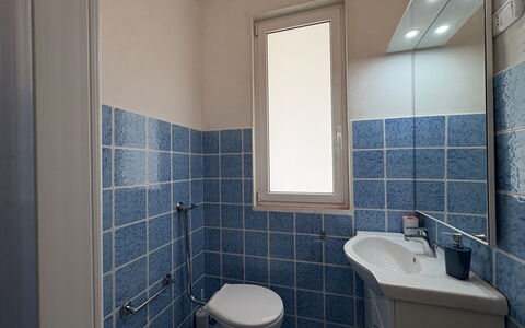 Casale Nardi: Badkamer, Loodgieterswerkinrichting, Muur, Wc Bril, Toilet, Flooring, Verdieping, Loodgieter, Interieur Ontwerp, Wastafel