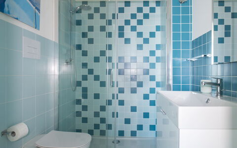 A Casa di Gio: Blauw, Badkamer, Loodgieterswerkinrichting, Flooring, Interieur Ontwerp, Verdieping, Loodgieter, Tegel, Wastafel In De Badkamer, Samengesteld Materiaal