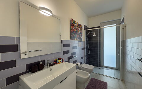 A Casa di Gio: Flooring, Loodgieterswerkinrichting, Verdieping, Interieur Ontwerp, Badkamer, Loodgieter, Tegel, Wastafel, Wastafel In De Badkamer, Kraan
