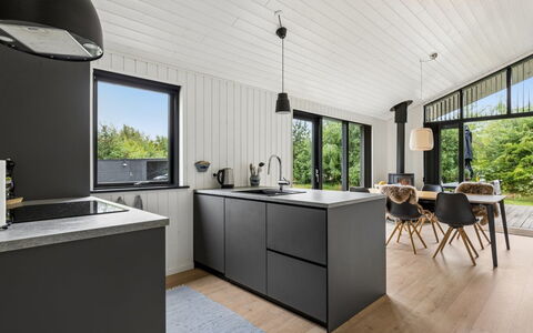 Pertti - 750M from the Sea: Keuken, Countertop, Hout, Interieur Ontwerp, Meubilair, Toestel Van De Keuken, Plafond, Cabinetry, Flooring, Kraan