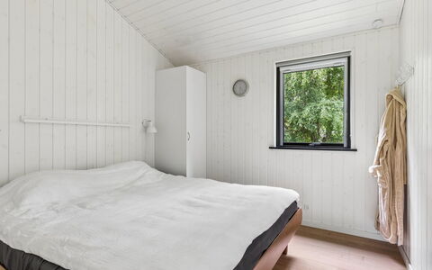 Pertti - 750M from the Sea: Hout, Flooring, Slaapkamer, Verdieping, Plafond, Bed, Interieur Ontwerp, Houten Vloer, Laken, Bed Frame