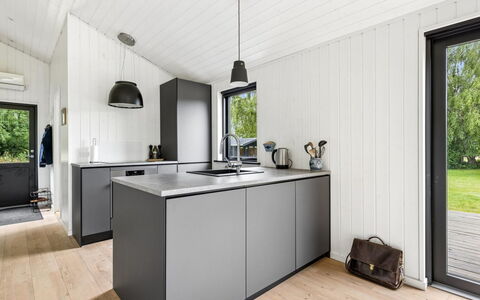 Pertti - 750M from the Sea: Hout, Keuken, Countertop, Toestel Van De Keuken, Flooring, Interieur Ontwerp, Cabinetry, Meubilair, Major Appliance, Plafond
